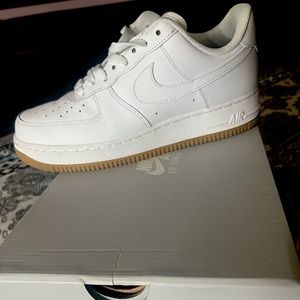 AIR FORCE 1'07
WHITE/WHITE-GUM LIGHT BROWN. WOMENS SIZE 9